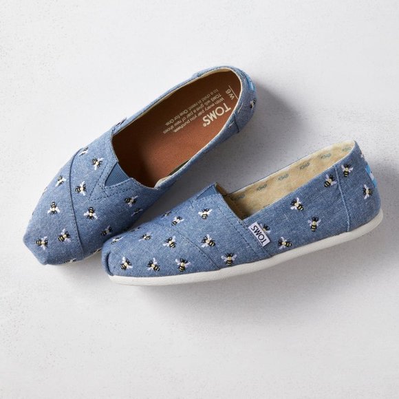 Toms Shoes - { TOMS } Canvas Flats Chambray Bees
